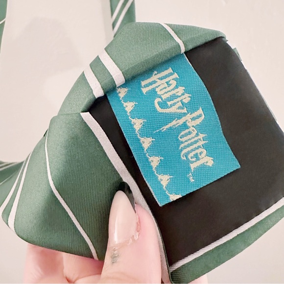 Slytherin Hogwarts Tie - Picture 4 of 8